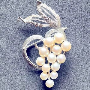 Elegant Vintage Silver and Pearl Brooch